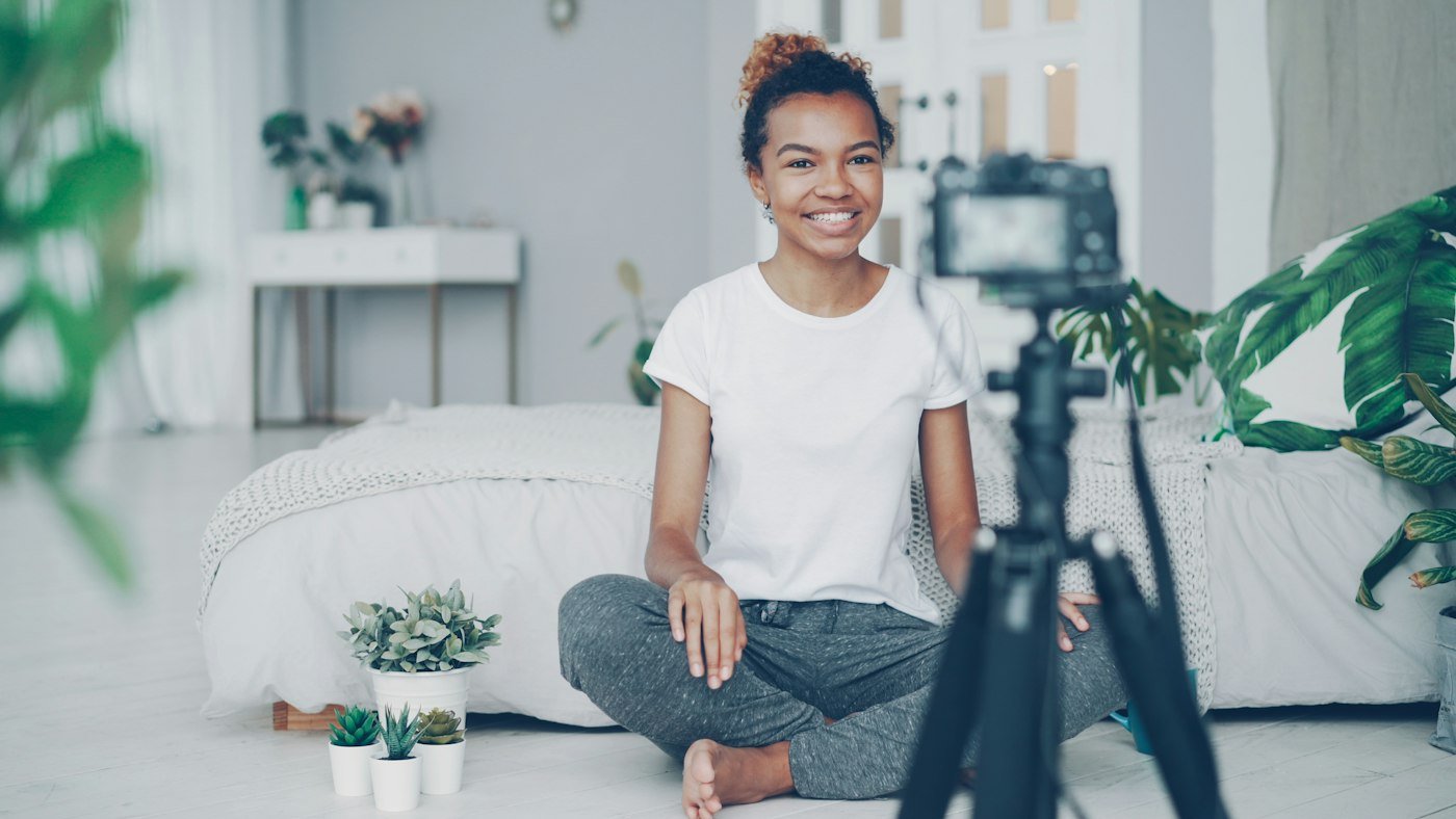 Créatrice de contenu qui se filme face caméra