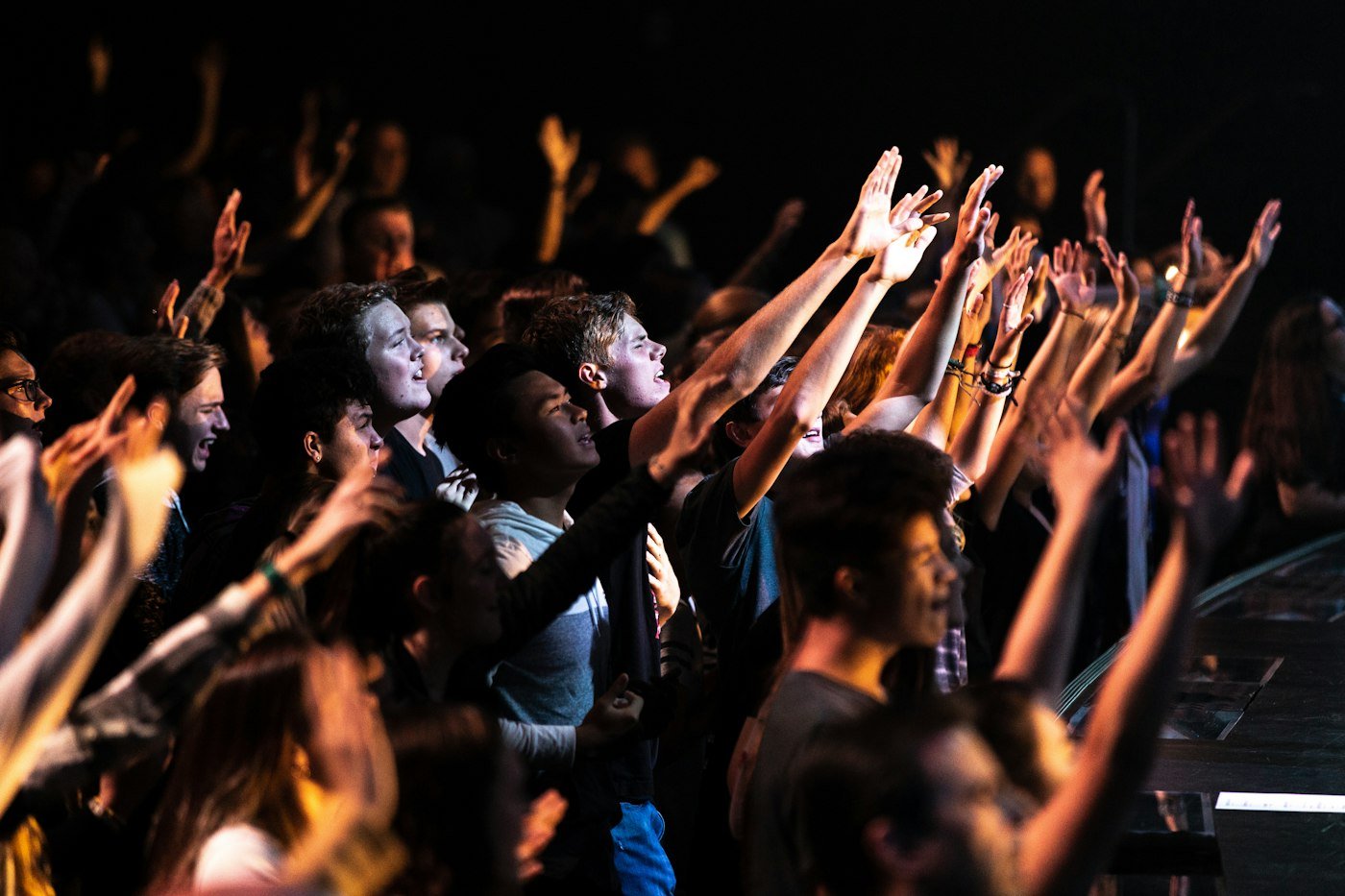 Foule les mains levées pendant une soirée