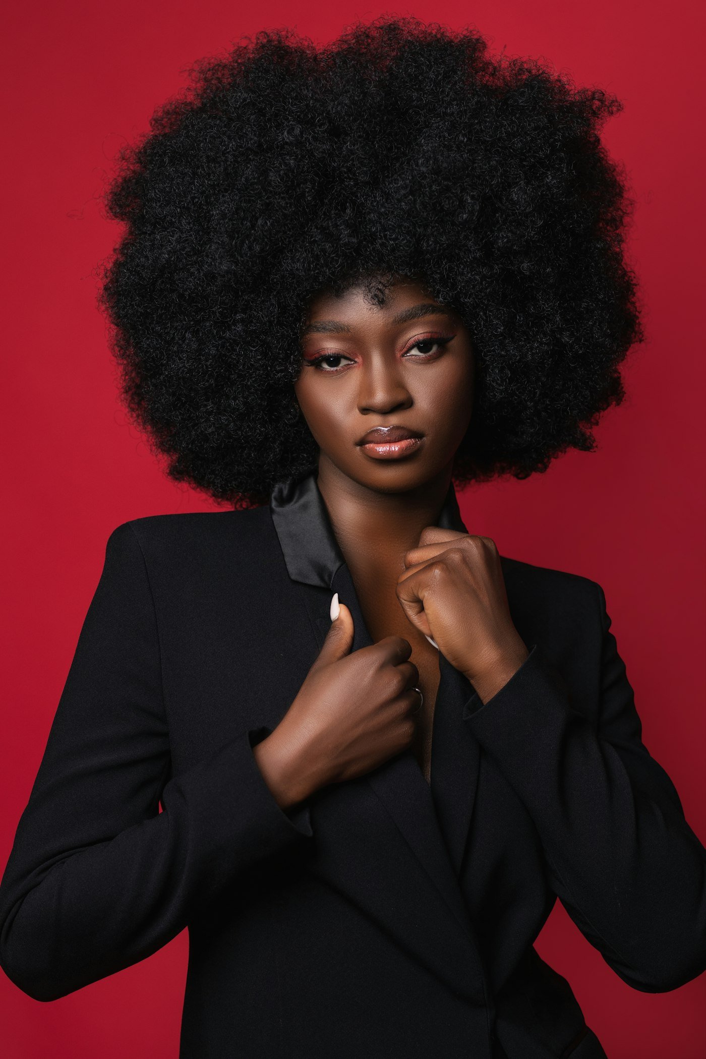 Portrait studio sur fond rouge