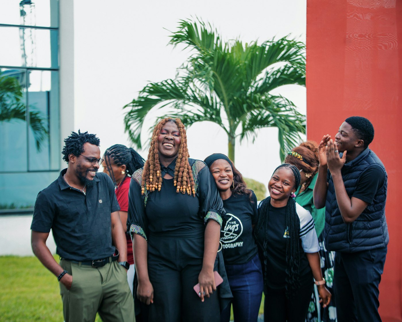 Groupe de jeunes qui rient ensemble