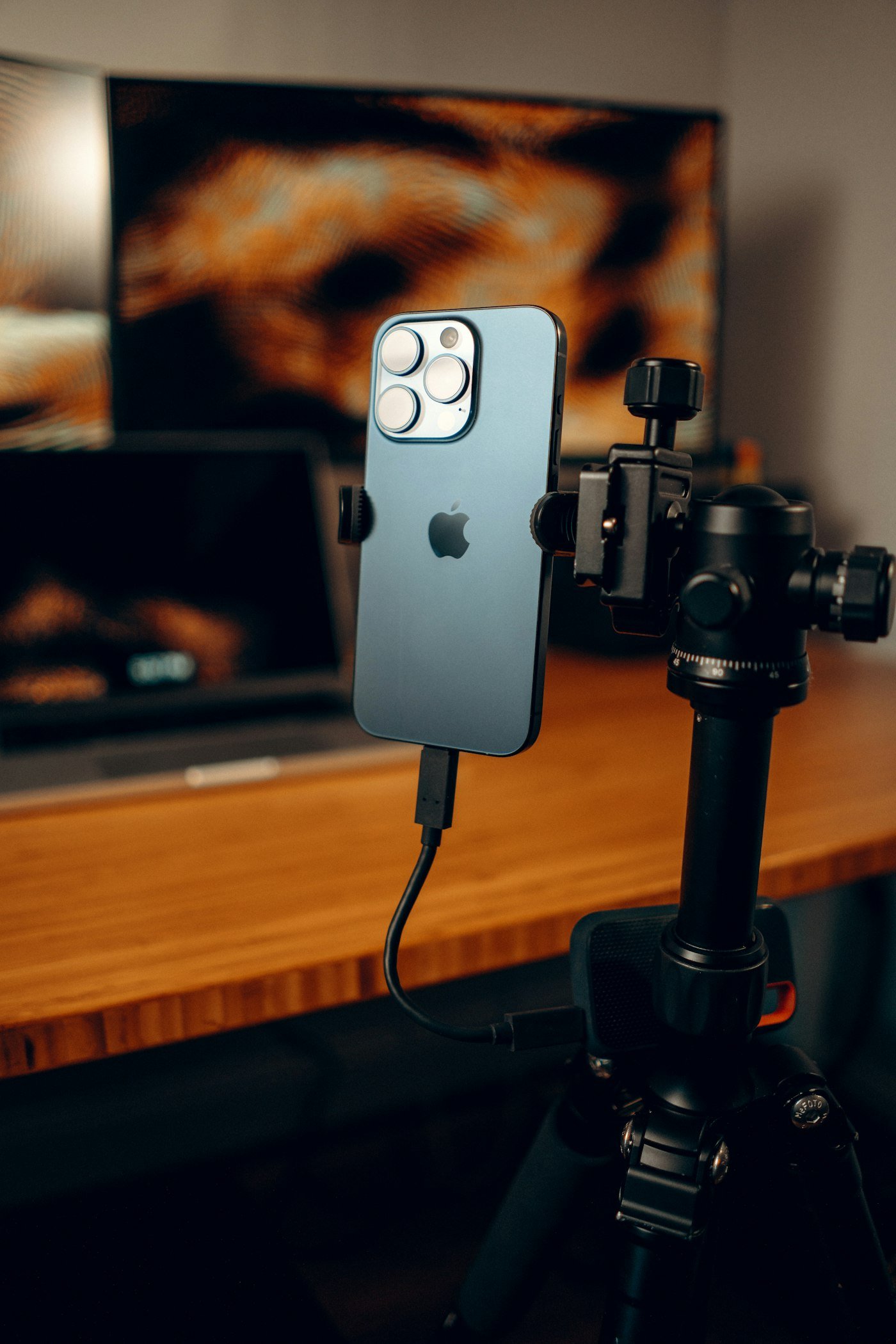 Smartphone sur trépied prêt à filmer